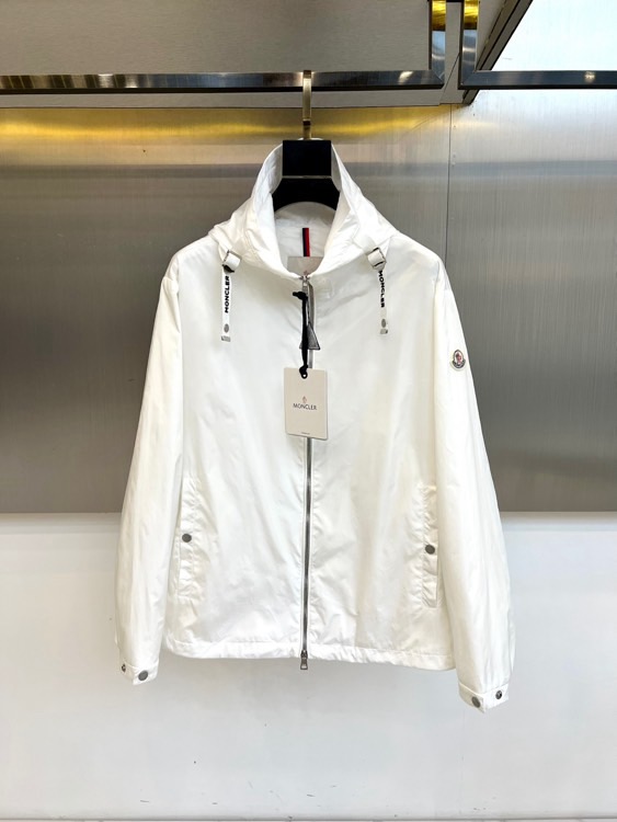 Mon蒙口、25s秋冬新品连帽夹克。冷调纯白如阿尔卑斯新雪，金属背景的钨丝灯光为衣身镀上暖金。拉开拉链乍