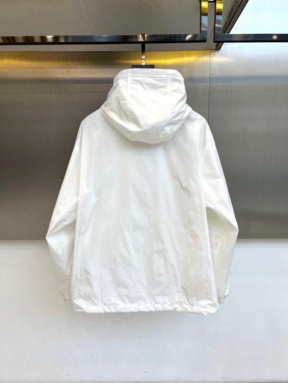 Mon蒙口、25s秋冬新品连帽夹克。冷调纯白如阿尔卑斯新雪，金属背景的钨丝灯光为衣身镀上暖金。拉开拉链乍