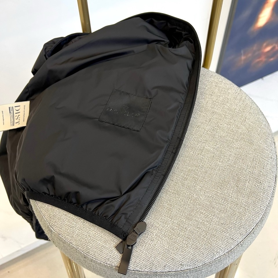 Mon蒙口（鹅绒）、2025秋冬新品，蒙口羽绒马甲，以简约设计诠释高级质感。黑色连帽款式，搭配垂直拉链与