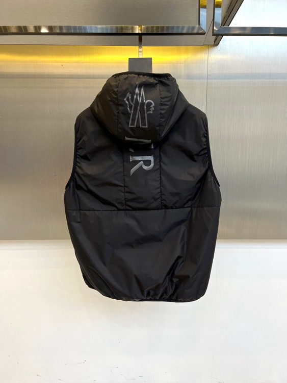 Mon蒙口（鹅绒）、2025秋冬新品，蒙口羽绒马甲，以简约设计诠释高级质感。黑色连帽款式，搭配垂直拉链与