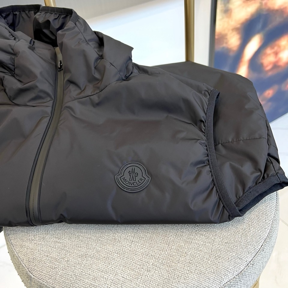 Mon蒙口（鹅绒）、2025秋冬新品，蒙口羽绒马甲，以简约设计诠释高级质感。黑色连帽款式，搭配垂直拉链与