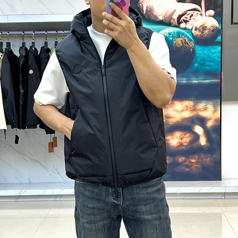 Mon蒙口（鹅绒）、2025秋冬新品，蒙口羽绒马甲，以简约设计诠释高级质感。黑色连帽款式，搭配垂直拉链与