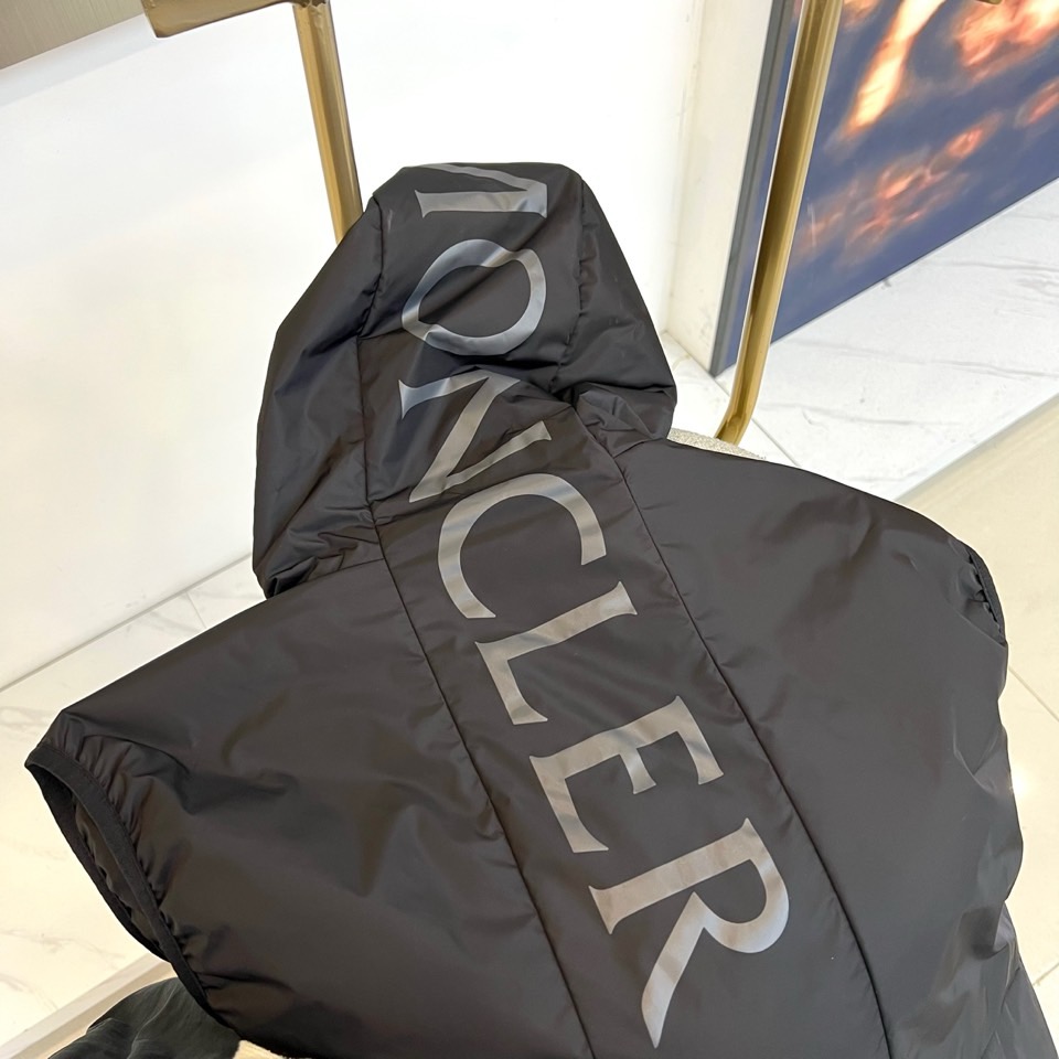 Mon蒙口（鹅绒）、2025秋冬新品，蒙口羽绒马甲，以简约设计诠释高级质感。黑色连帽款式，搭配垂直拉链与