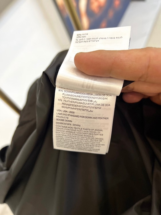 Mon蒙口（鹅绒）、2025秋冬新品，蒙口羽绒马甲，以简约设计诠释高级质感。黑色连帽款式，搭配垂直拉链与