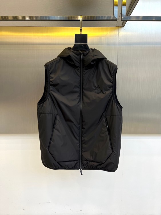 Mon蒙口（鹅绒）、2025秋冬新品，蒙口羽绒马甲，以简约设计诠释高级质感。黑色连帽款式，搭配垂直拉链与