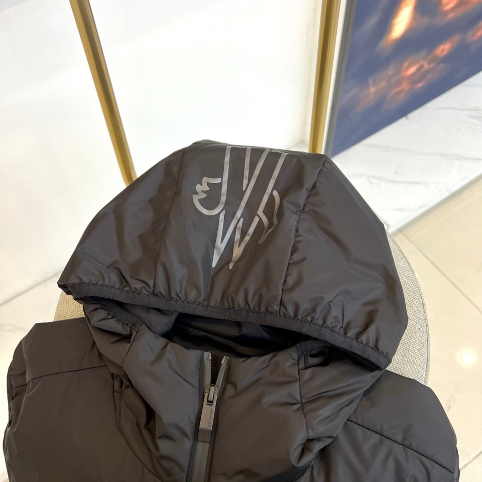 Mon蒙口（鹅绒）、2025秋冬新品，蒙口羽绒马甲，以简约设计诠释高级质感。黑色连帽款式，搭配垂直拉链与