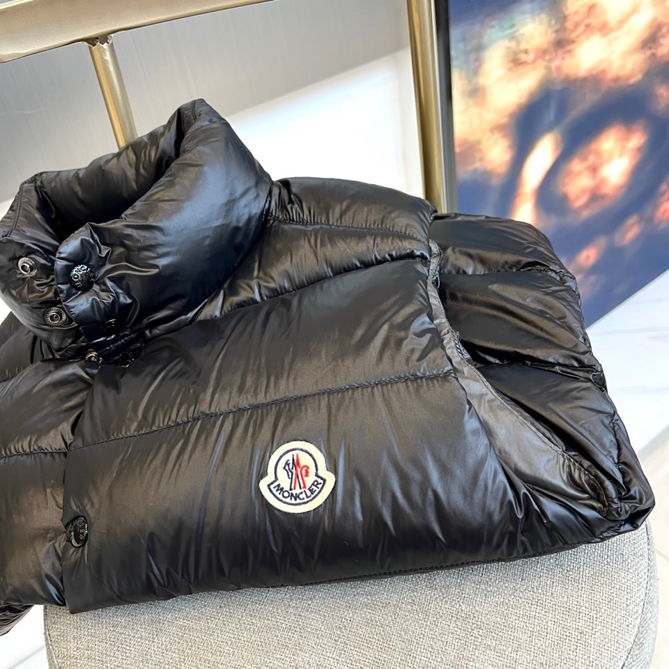 Mon蒙口（鹅绒）、Tibb男士羽绒马甲是Moncler的经典单品，灵感源于80年代的标志性典藏廓形。采