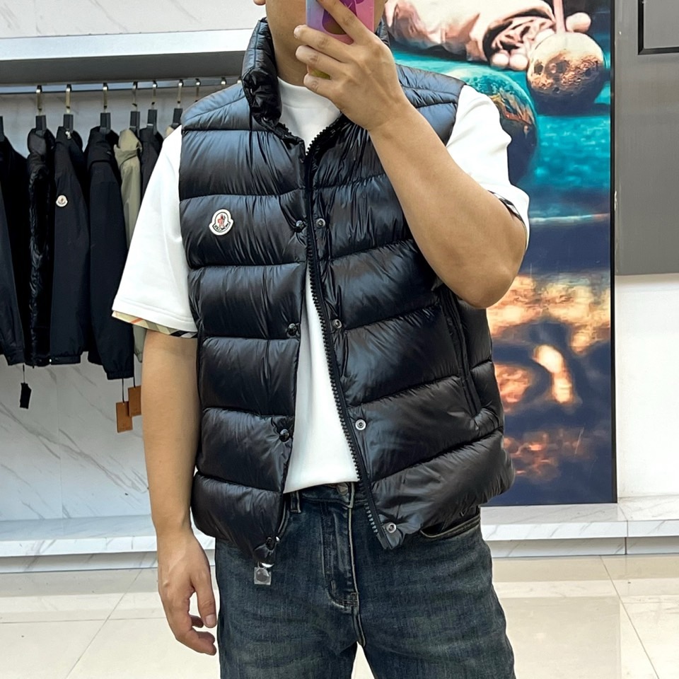 Mon蒙口（鹅绒）、Tibb男士羽绒马甲是Moncler的经典单品，灵感源于80年代的标志性典藏廓形。采
