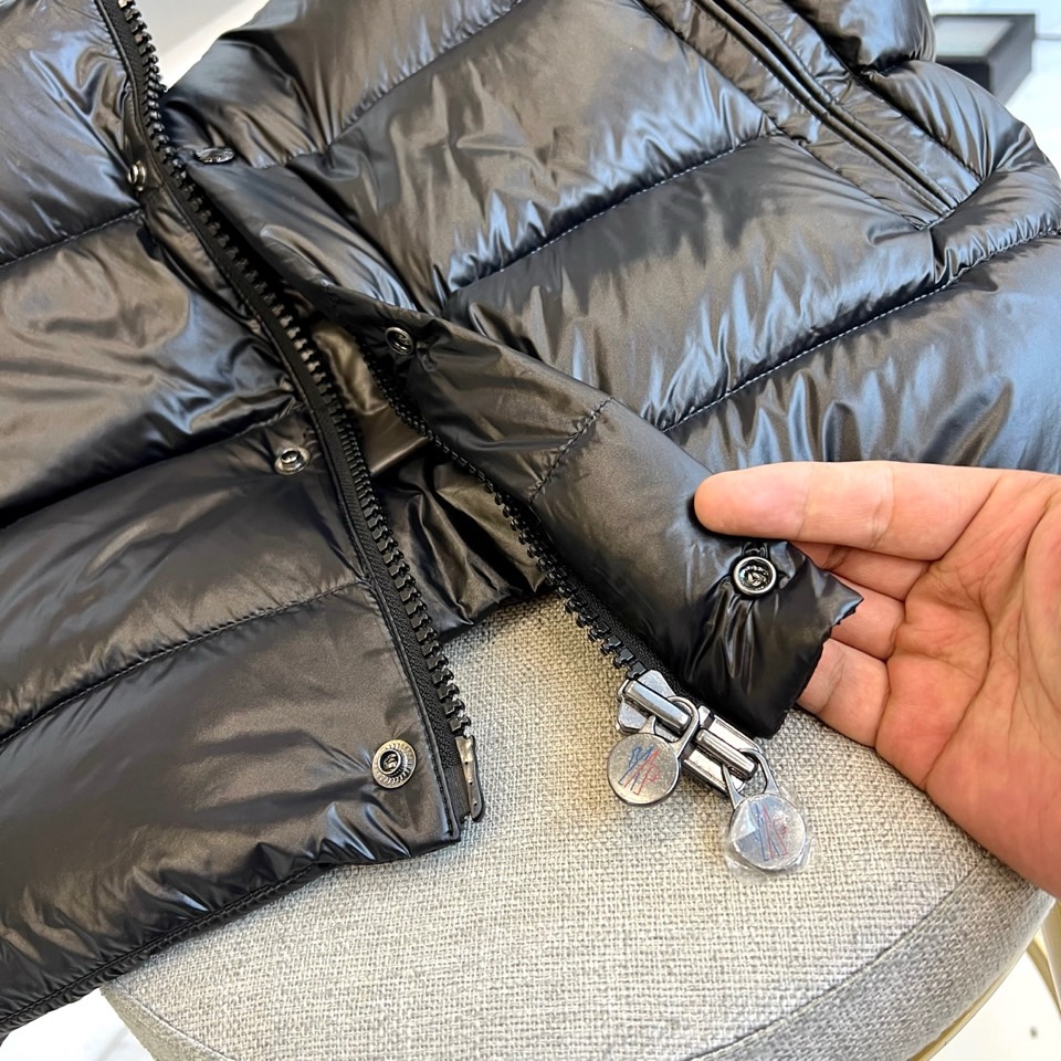 Mon蒙口（鹅绒）、Tibb男士羽绒马甲是Moncler的经典单品，灵感源于80年代的标志性典藏廓形。采