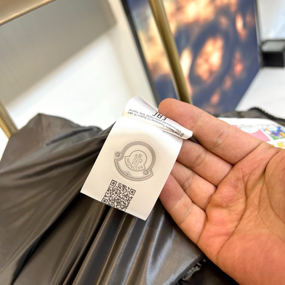 Mon蒙口（鹅绒）、Tibb男士羽绒马甲是Moncler的经典单品，灵感源于80年代的标志性典藏廓形。采