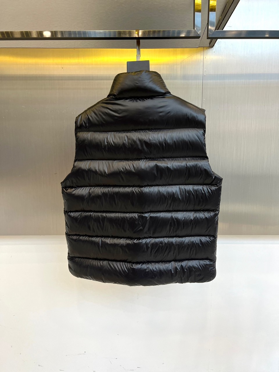 Mon蒙口（鹅绒）、Tibb男士羽绒马甲是Moncler的经典单品，灵感源于80年代的标志性典藏廓形。采