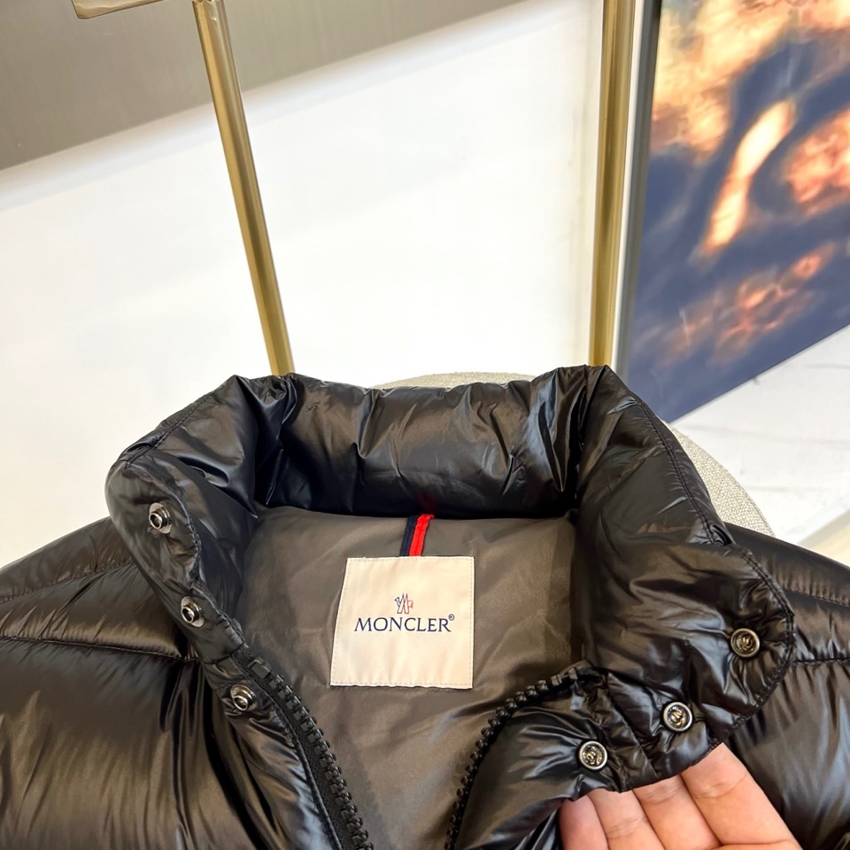 Mon蒙口（鹅绒）、Tibb男士羽绒马甲是Moncler的经典单品，灵感源于80年代的标志性典藏廓形。采
