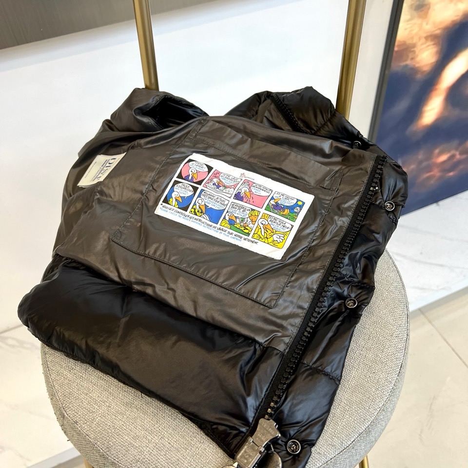 Mon蒙口（鹅绒）、Tibb男士羽绒马甲是Moncler的经典单品，灵感源于80年代的标志性典藏廓形。采