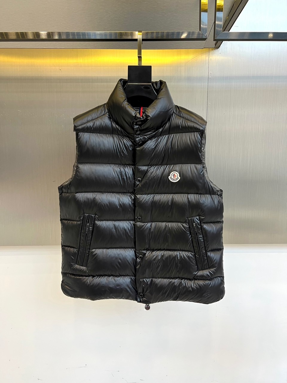 Mon蒙口（鹅绒）、Tibb男士羽绒马甲是Moncler的经典单品，灵感源于80年代的标志性典藏廓形。采