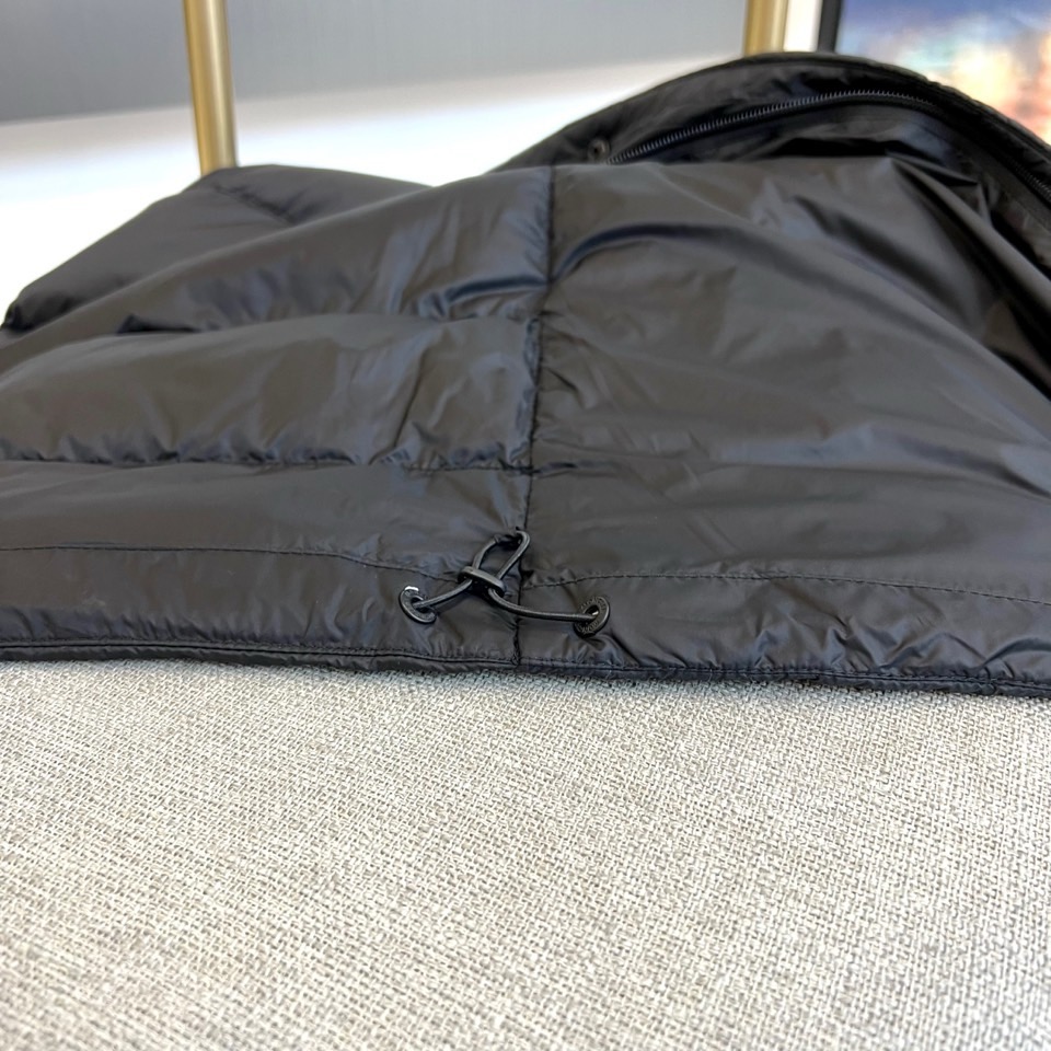 Mon蒙口（鹅绒）、25FW男士 Plaret 羽绒马甲。采用立领无袖设计，搭配前襟拉链开合与两侧拉链口