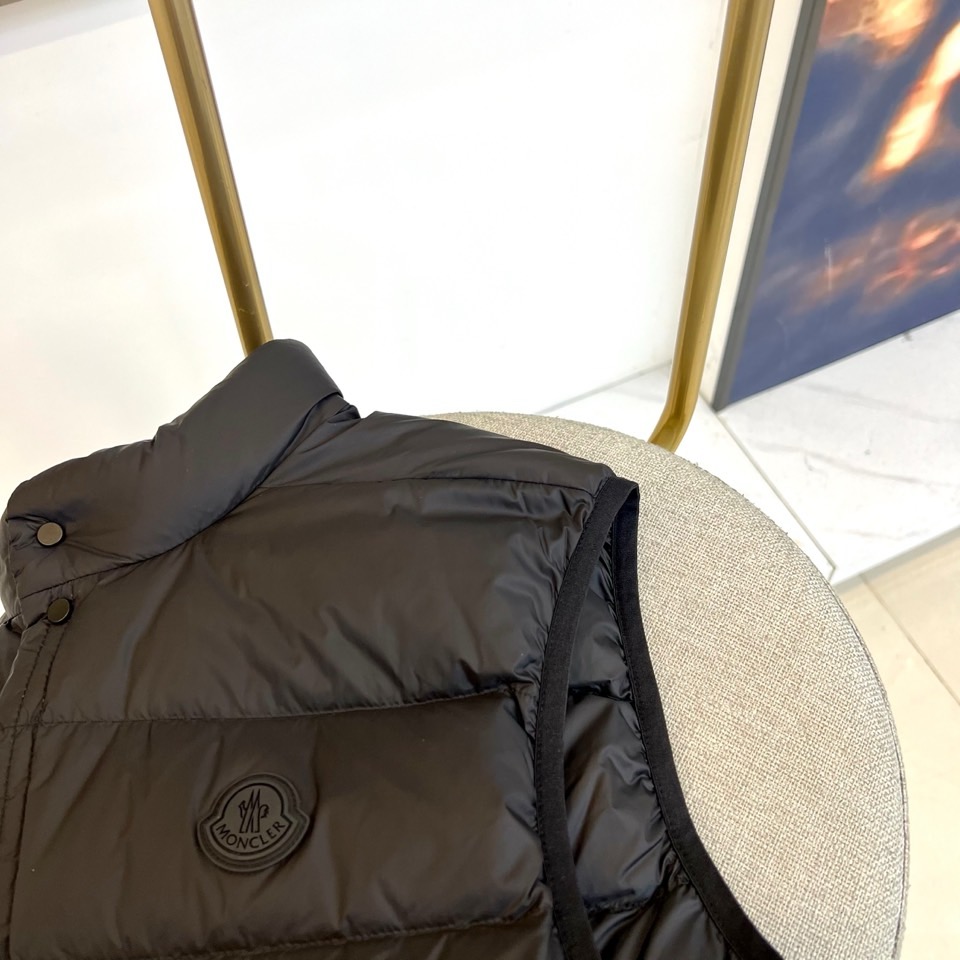 Mon蒙口（鹅绒）、25FW男士 Plaret 羽绒马甲。采用立领无袖设计，搭配前襟拉链开合与两侧拉链口