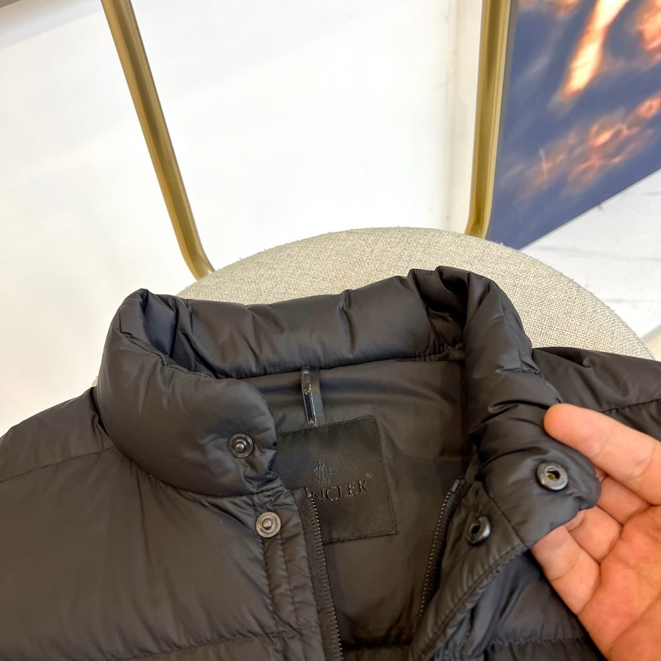 Mon蒙口（鹅绒）、25FW男士 Plaret 羽绒马甲。采用立领无袖设计，搭配前襟拉链开合与两侧拉链口