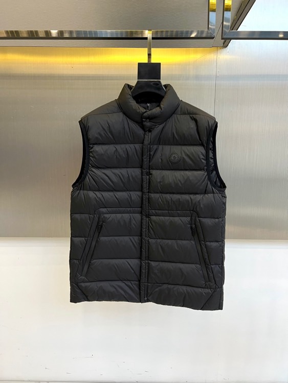 Mon蒙口（鹅绒）、25FW男士 Plaret 羽绒马甲。采用立领无袖设计，搭配前襟拉链开合与两侧拉链口