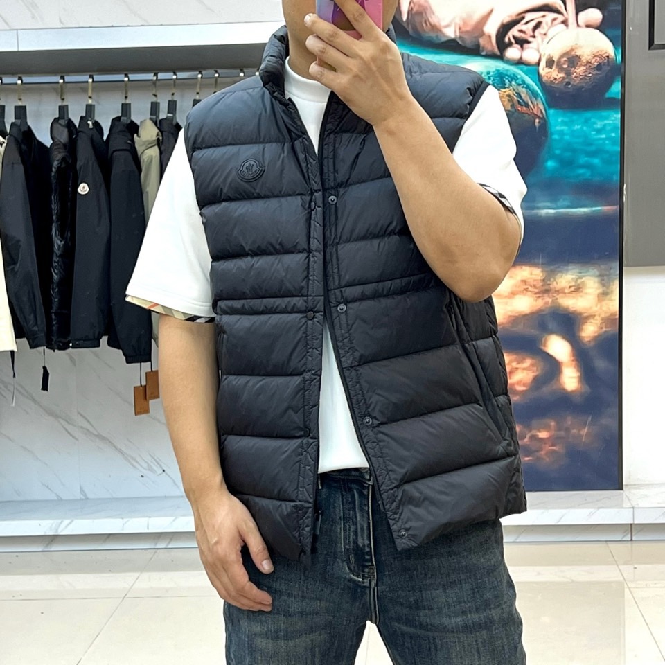 Mon蒙口（鹅绒）、25FW男士 Plaret 羽绒马甲。采用立领无袖设计，搭配前襟拉链开合与两侧拉链口