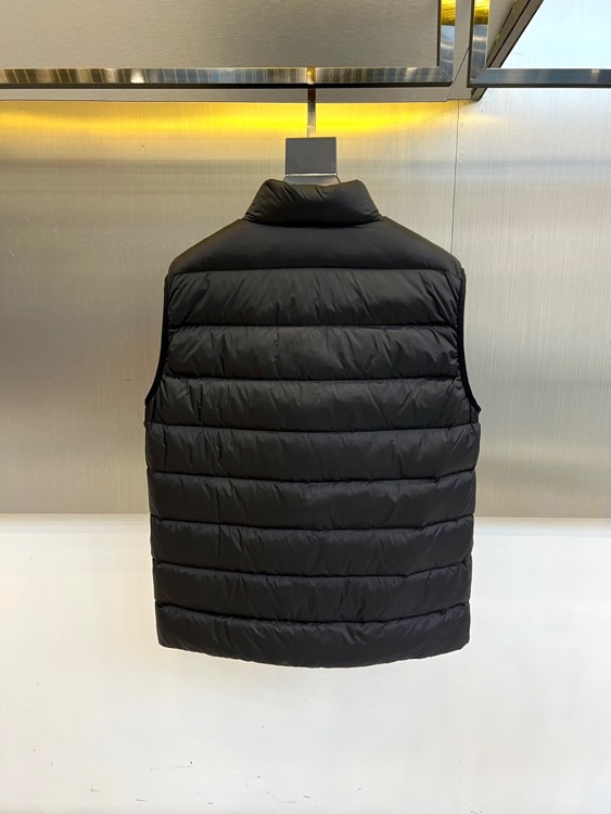 Mon蒙口（鹅绒）、25FW男士 Plaret 羽绒马甲。采用立领无袖设计，搭配前襟拉链开合与两侧拉链口