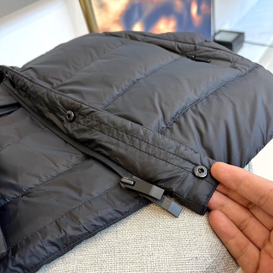 Mon蒙口（鹅绒）、25FW男士 Plaret 羽绒马甲。采用立领无袖设计，搭配前襟拉链开合与两侧拉链口