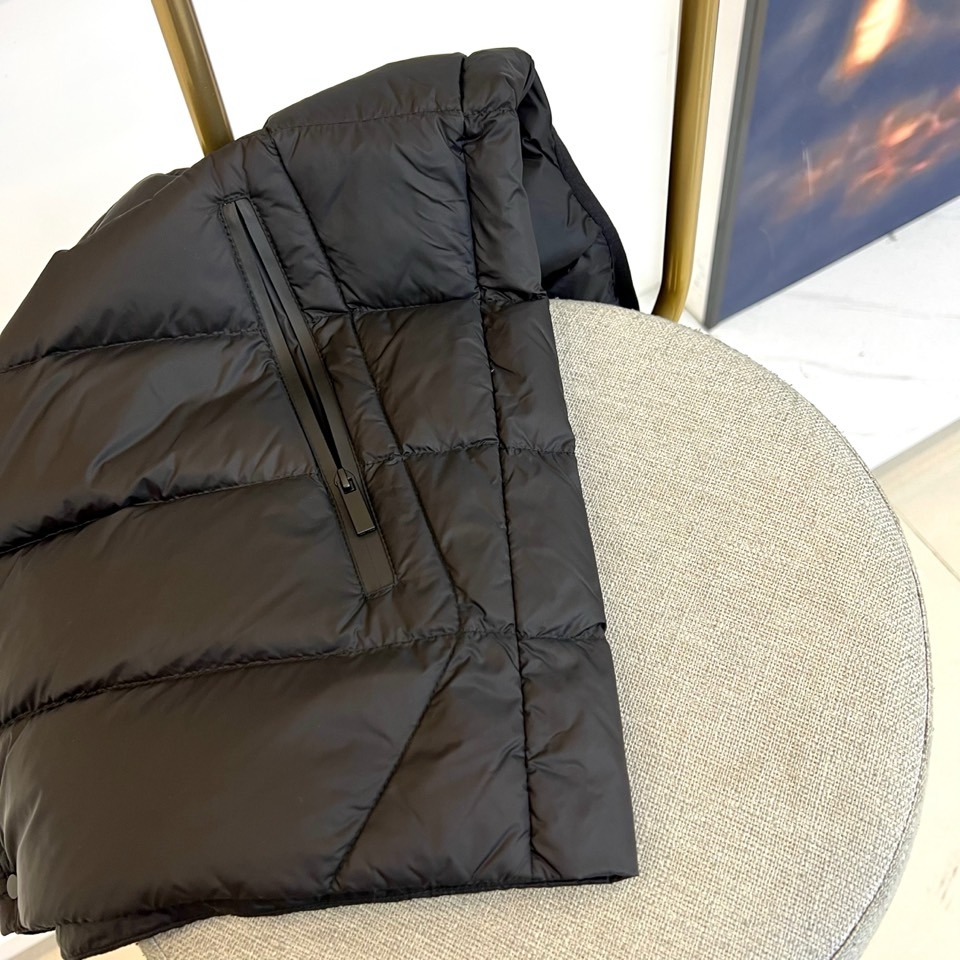 Mon蒙口（鹅绒）、25FW男士 Plaret 羽绒马甲。采用立领无袖设计，搭配前襟拉链开合与两侧拉链口