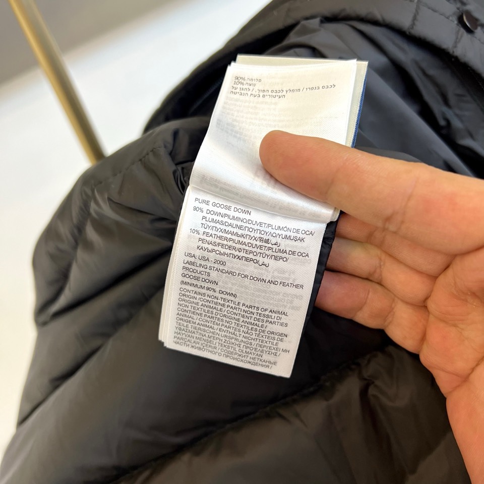 Mon蒙口（鹅绒）、25FW男士 Plaret 羽绒马甲。采用立领无袖设计，搭配前襟拉链开合与两侧拉链口