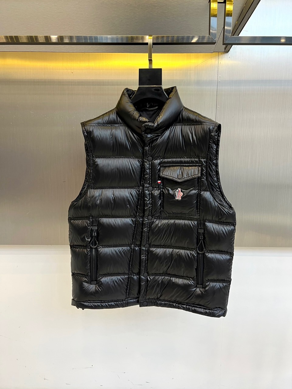 Mon蒙口、2025FWNantu系列男士羽绒马甲。Nantu羽绒马甲Nantu羽绒马甲可提供保护而不显