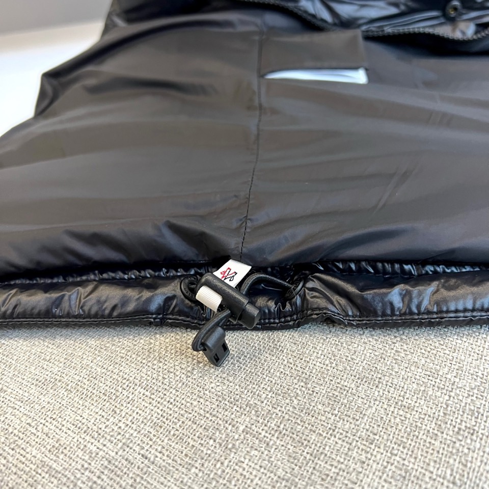 Mon蒙口、2025FWNantu系列男士羽绒马甲。Nantu羽绒马甲Nantu羽绒马甲可提供保护而不显