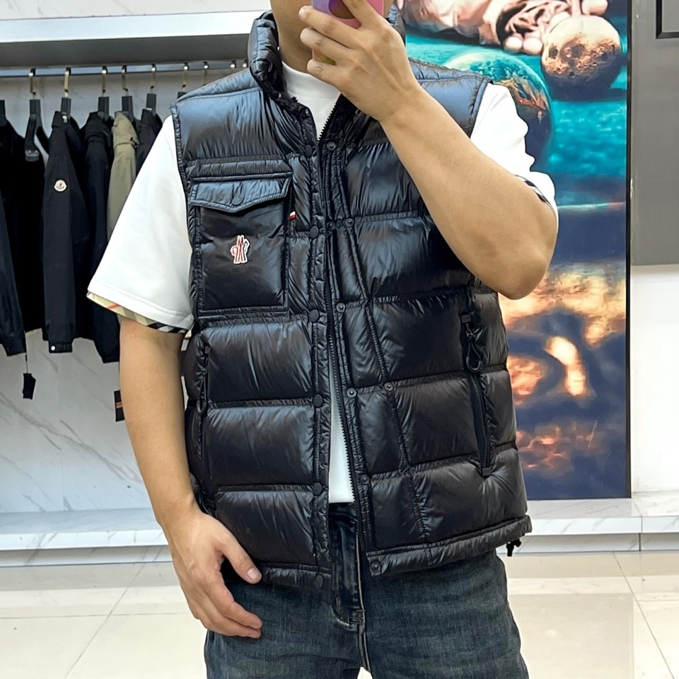Mon蒙口、2025FWNantu系列男士羽绒马甲。Nantu羽绒马甲Nantu羽绒马甲可提供保护而不显