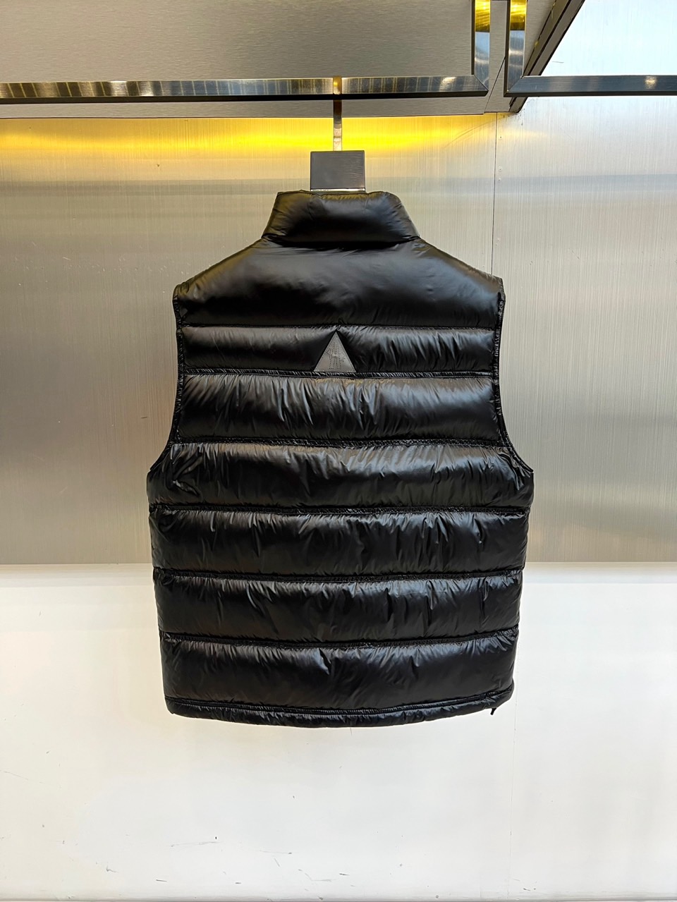 Mon蒙口、2025FWNantu系列男士羽绒马甲。Nantu羽绒马甲Nantu羽绒马甲可提供保护而不显