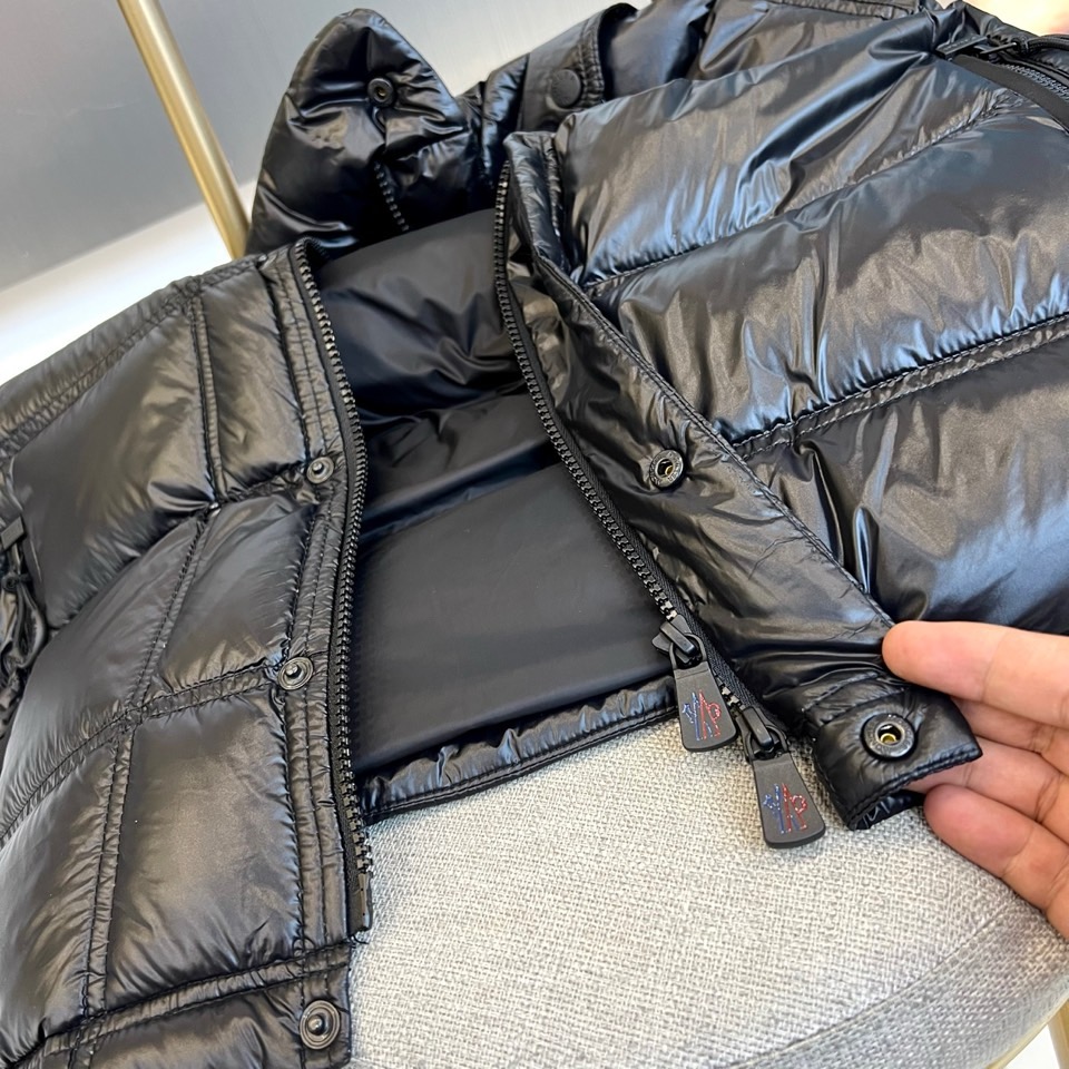 Mon蒙口、2025FWNantu系列男士羽绒马甲。Nantu羽绒马甲Nantu羽绒马甲可提供保护而不显