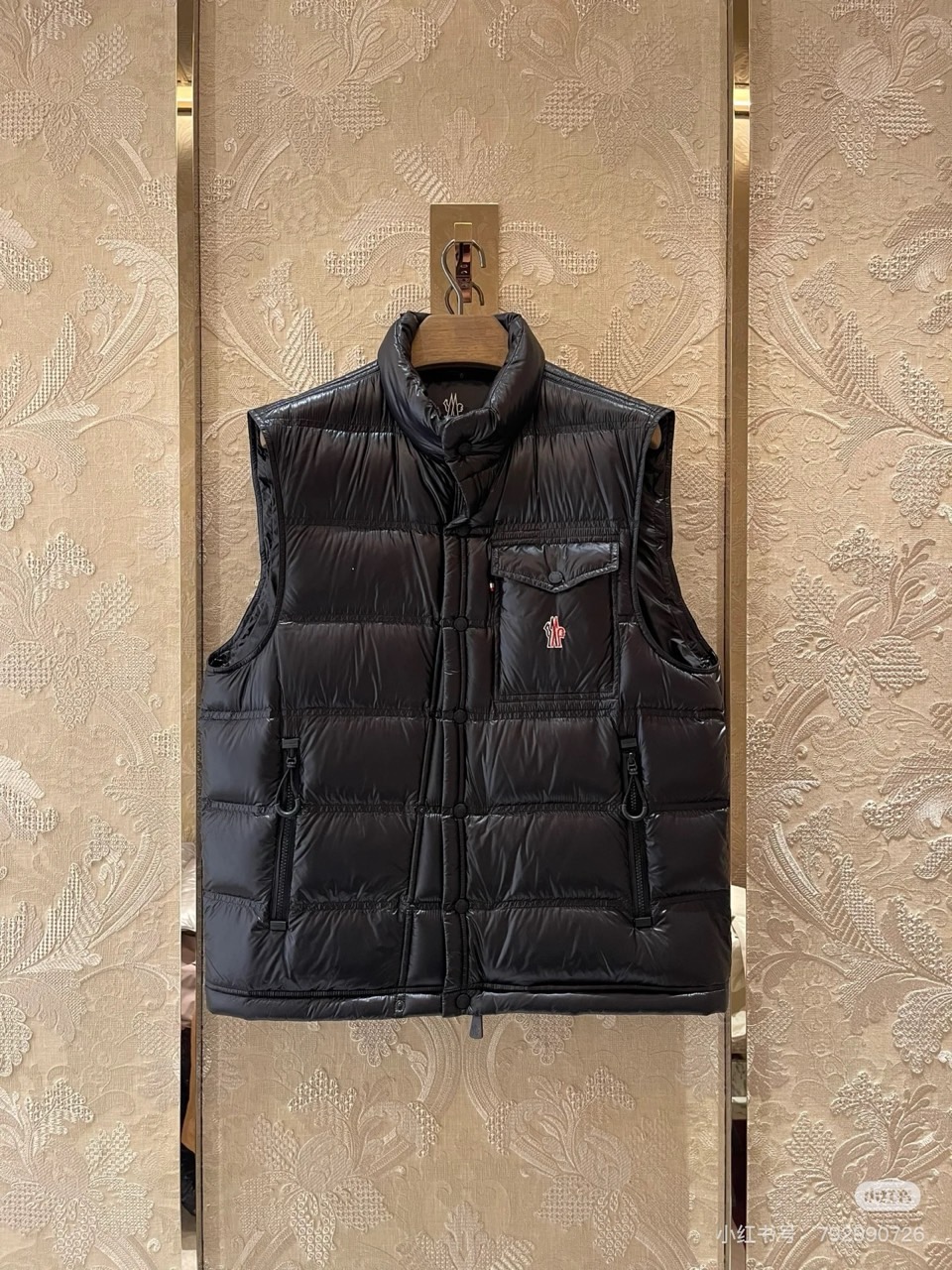 Mon蒙口、2025FWNantu系列男士羽绒马甲。Nantu羽绒马甲Nantu羽绒马甲可提供保护而不显