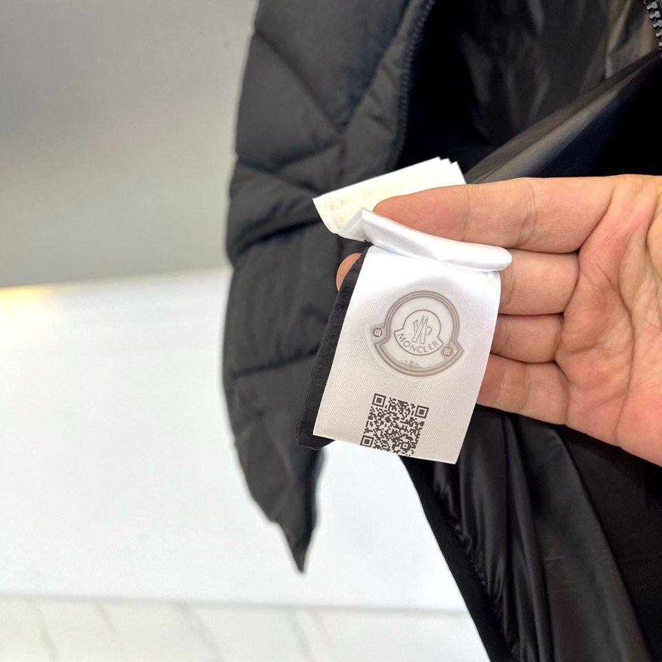 Moncler蒙口、（鹅绒）25FW米白羽绒马甲｜高级感叠穿神器 90%纯鹅绒填充｜美国2000级认证｜