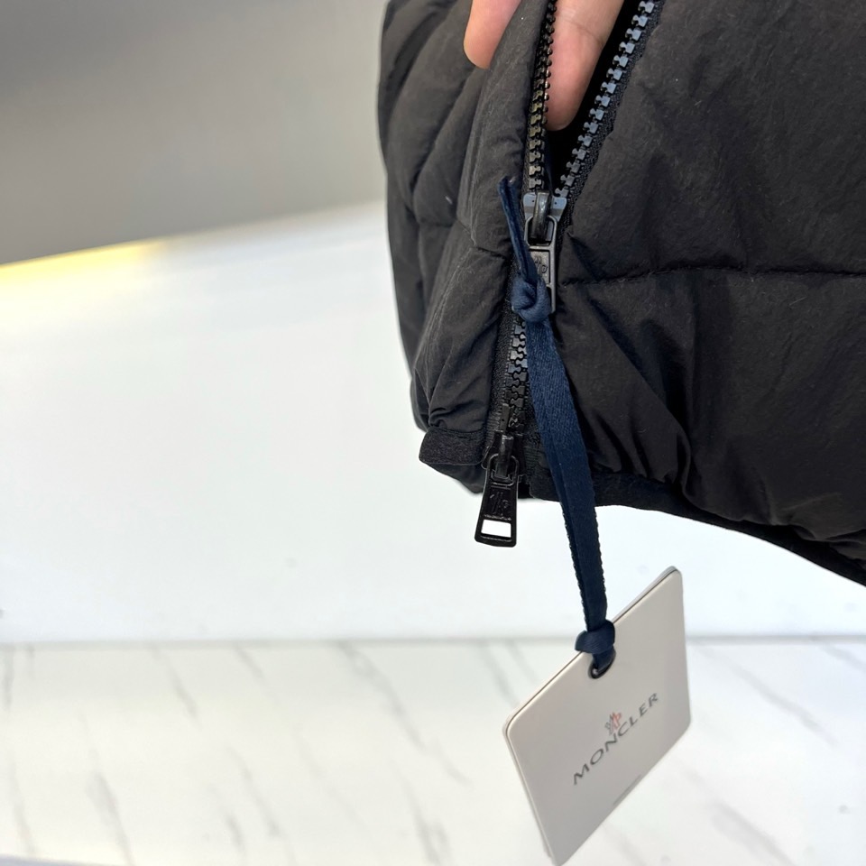 Moncler蒙口、（鹅绒）25FW米白羽绒马甲｜高级感叠穿神器 90%纯鹅绒填充｜美国2000级认证｜