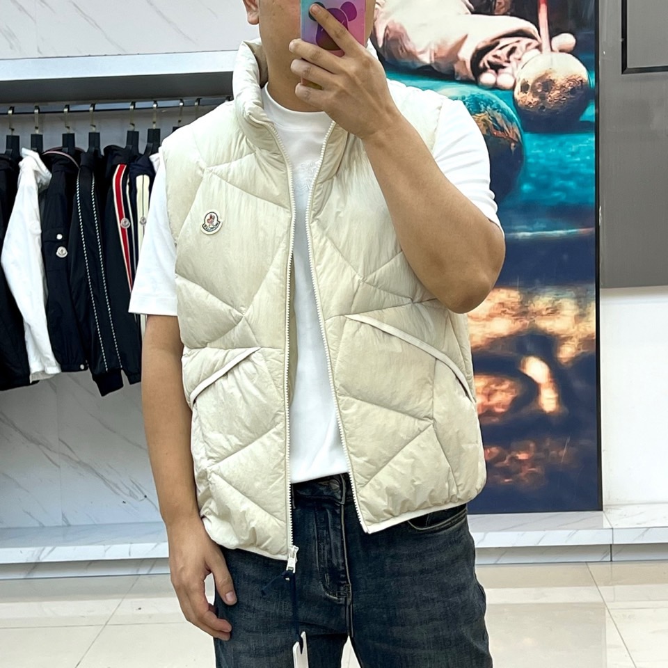 Moncler蒙口（鹅绒）、25FW米白羽绒马甲｜高级感叠穿神器 90%纯鹅绒填充｜美国2000级认证｜