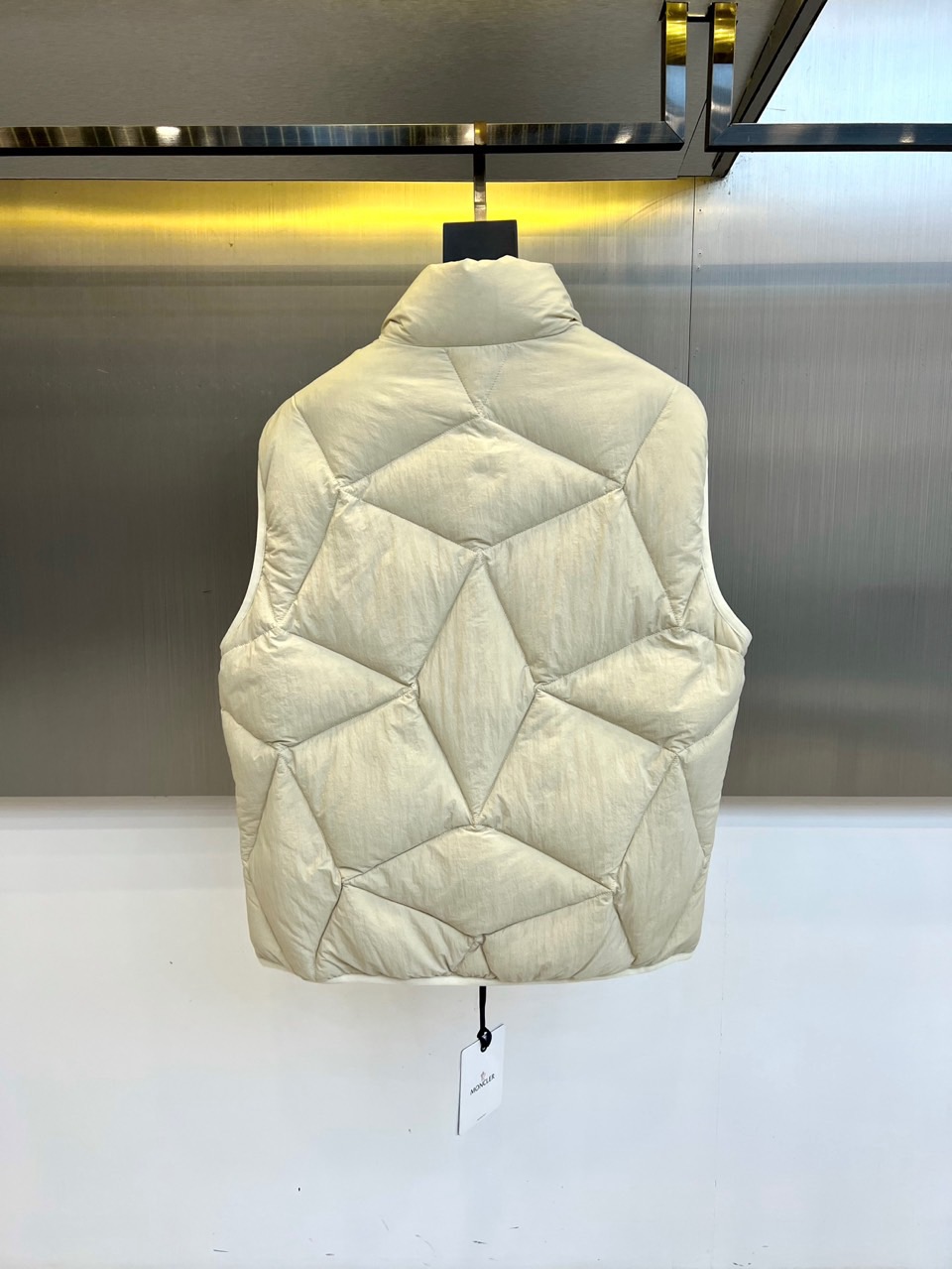 Moncler蒙口（鹅绒）、25FW米白羽绒马甲｜高级感叠穿神器 90%纯鹅绒填充｜美国2000级认证｜