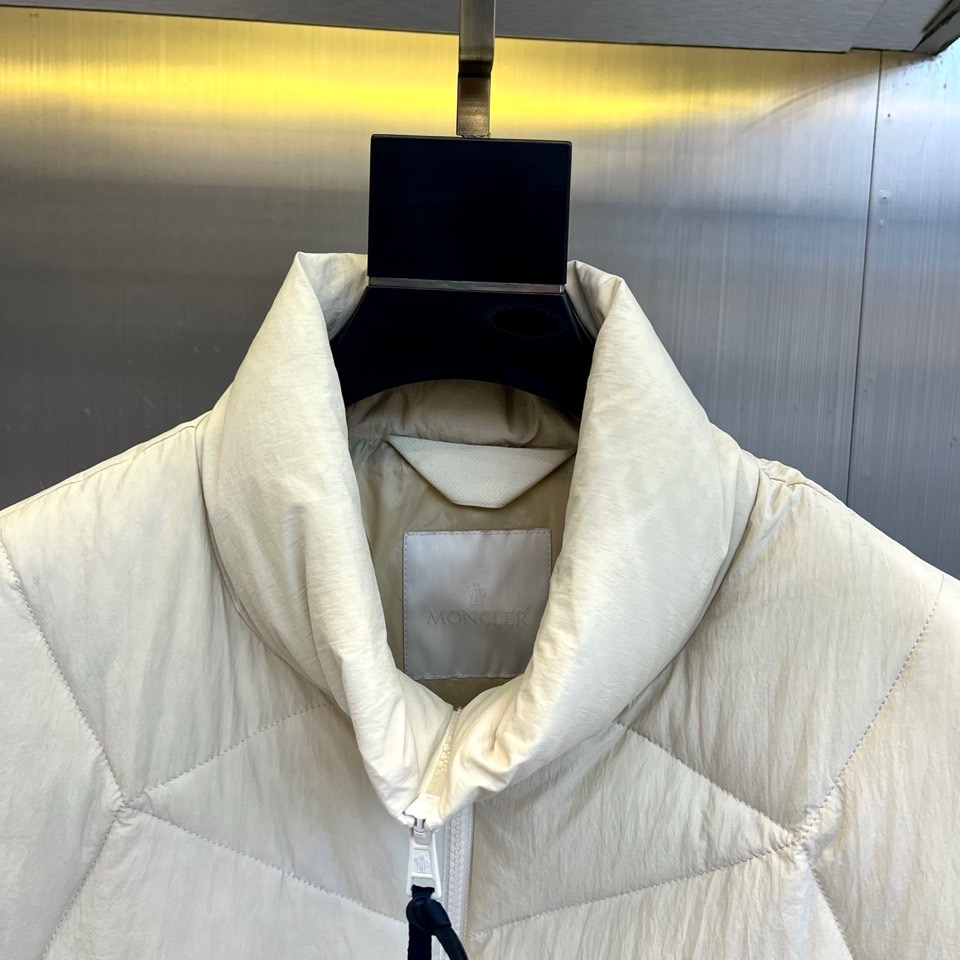 Moncler蒙口（鹅绒）、25FW米白羽绒马甲｜高级感叠穿神器 90%纯鹅绒填充｜美国2000级认证｜