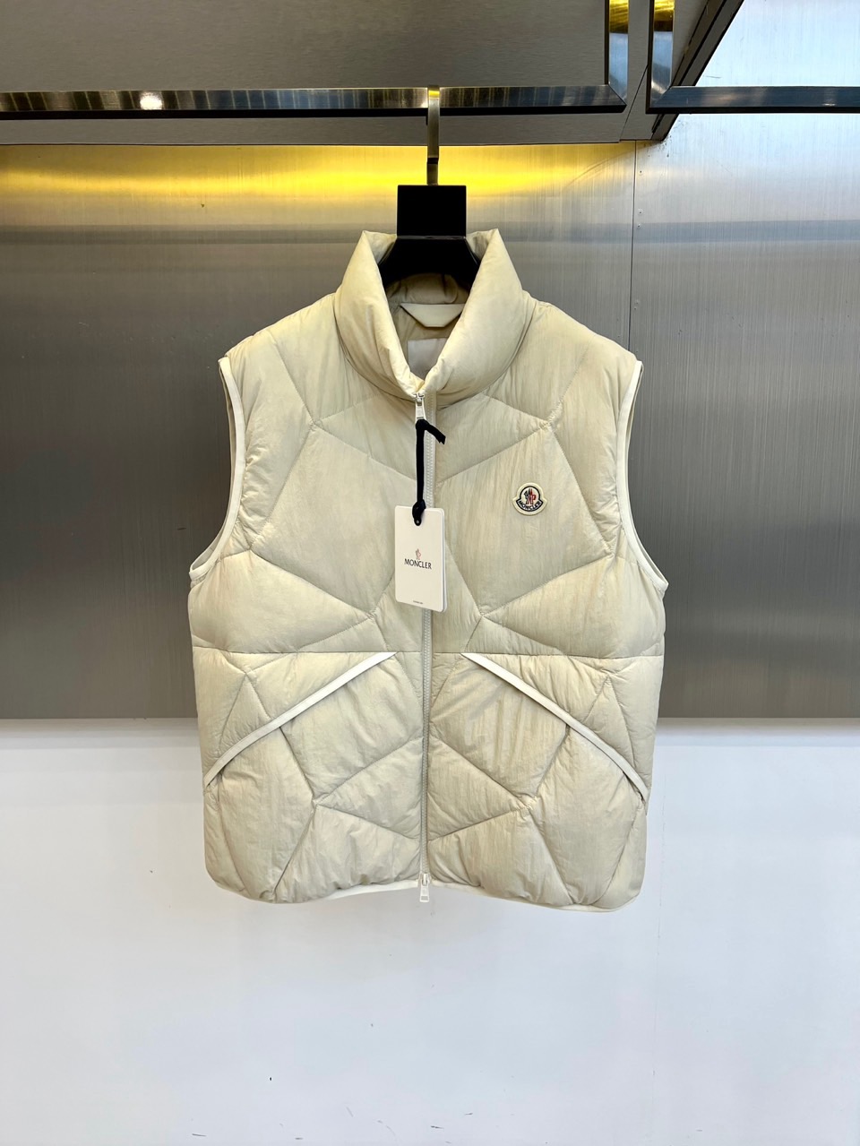 Moncler蒙口（鹅绒）、25FW米白羽绒马甲｜高级感叠穿神器 90%纯鹅绒填充｜美国2000级认证｜