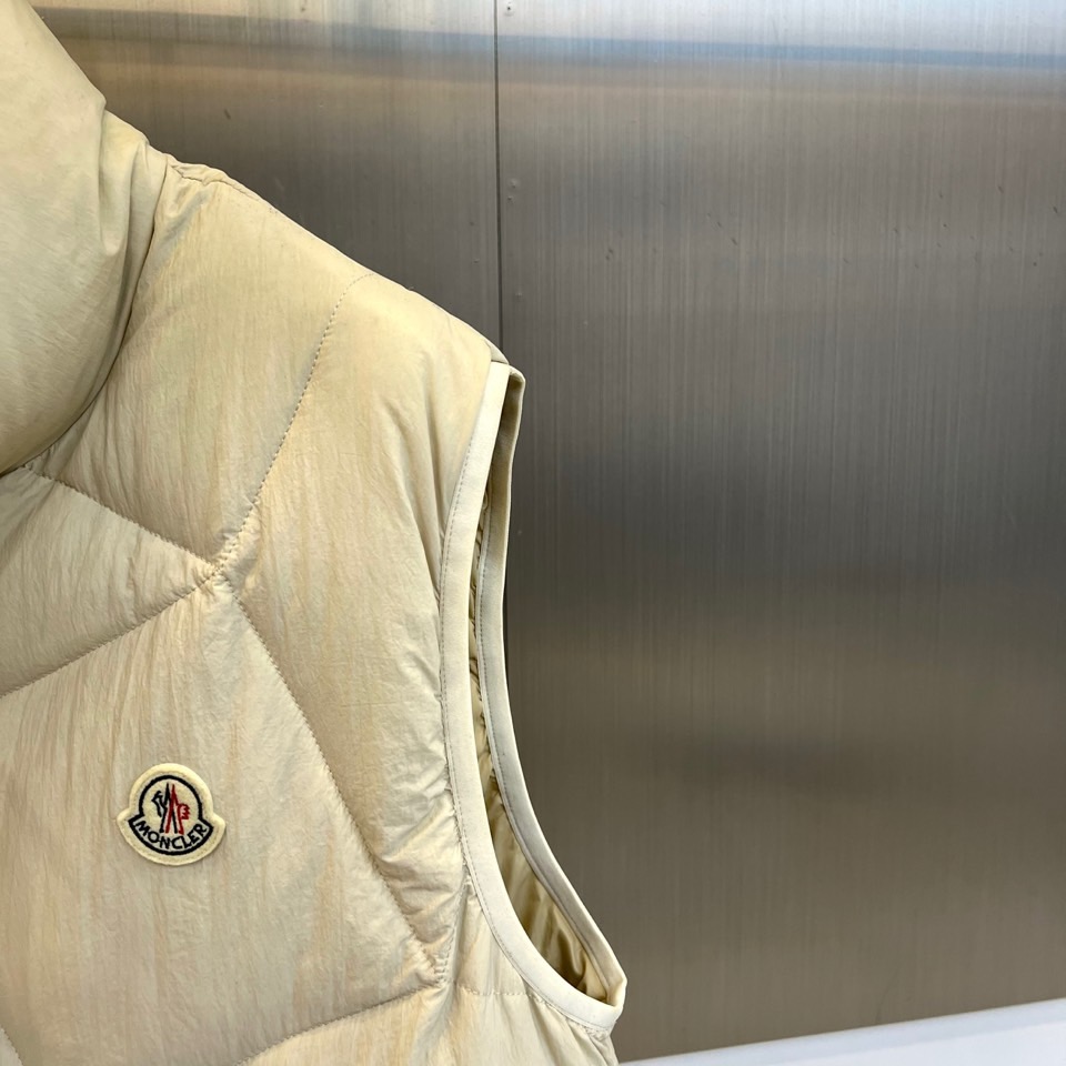 Moncler蒙口（鹅绒）、25FW米白羽绒马甲｜高级感叠穿神器 90%纯鹅绒填充｜美国2000级认证｜