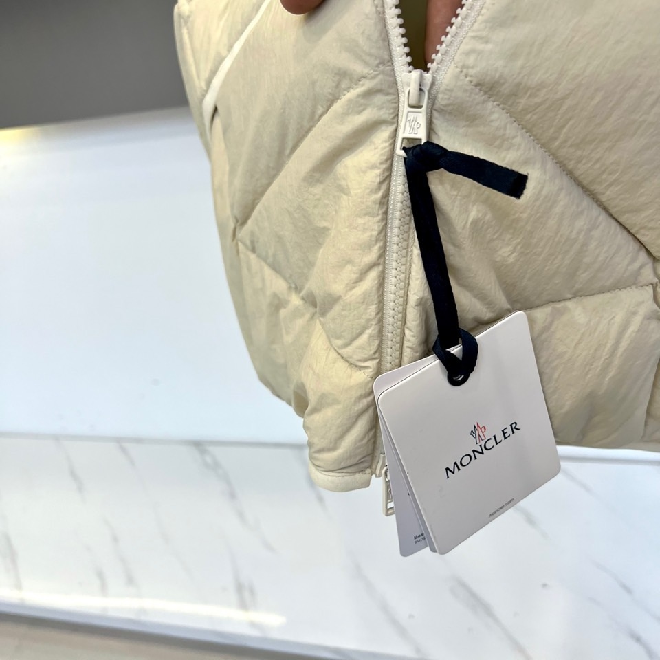 Moncler蒙口（鹅绒）、25FW米白羽绒马甲｜高级感叠穿神器 90%纯鹅绒填充｜美国2000级认证｜