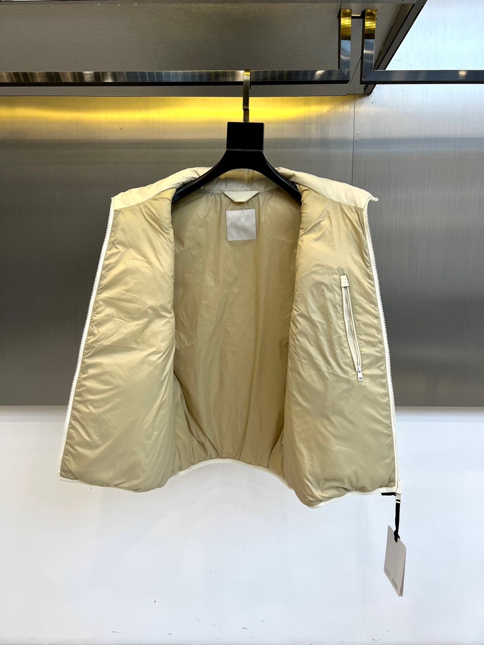 Moncler蒙口（鹅绒）、25FW米白羽绒马甲｜高级感叠穿神器 90%纯鹅绒填充｜美国2000级认证｜