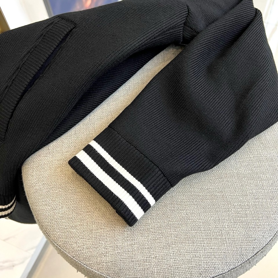 Fend芬迪、2025秋冬新品黑色羊毛外套，采用35.8%腈纶、23.1%聚酯纤维、15.6%棉、13.