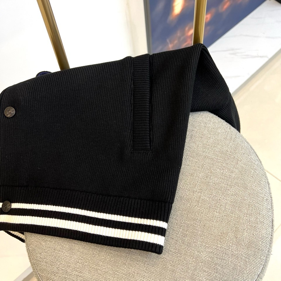 Fend芬迪、2025秋冬新品黑色羊毛外套，采用35.8%腈纶、23.1%聚酯纤维、15.6%棉、13.