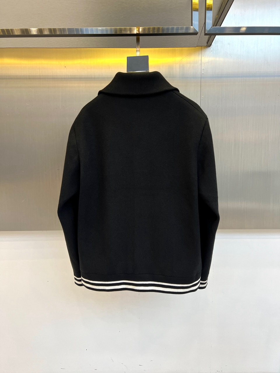 Fend芬迪、2025秋冬新品黑色羊毛外套，采用35.8%腈纶、23.1%聚酯纤维、15.6%棉、13.