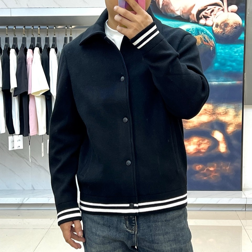 Fend芬迪、2025秋冬新品黑色羊毛外套，采用35.8%腈纶、23.1%聚酯纤维、15.6%棉、13.