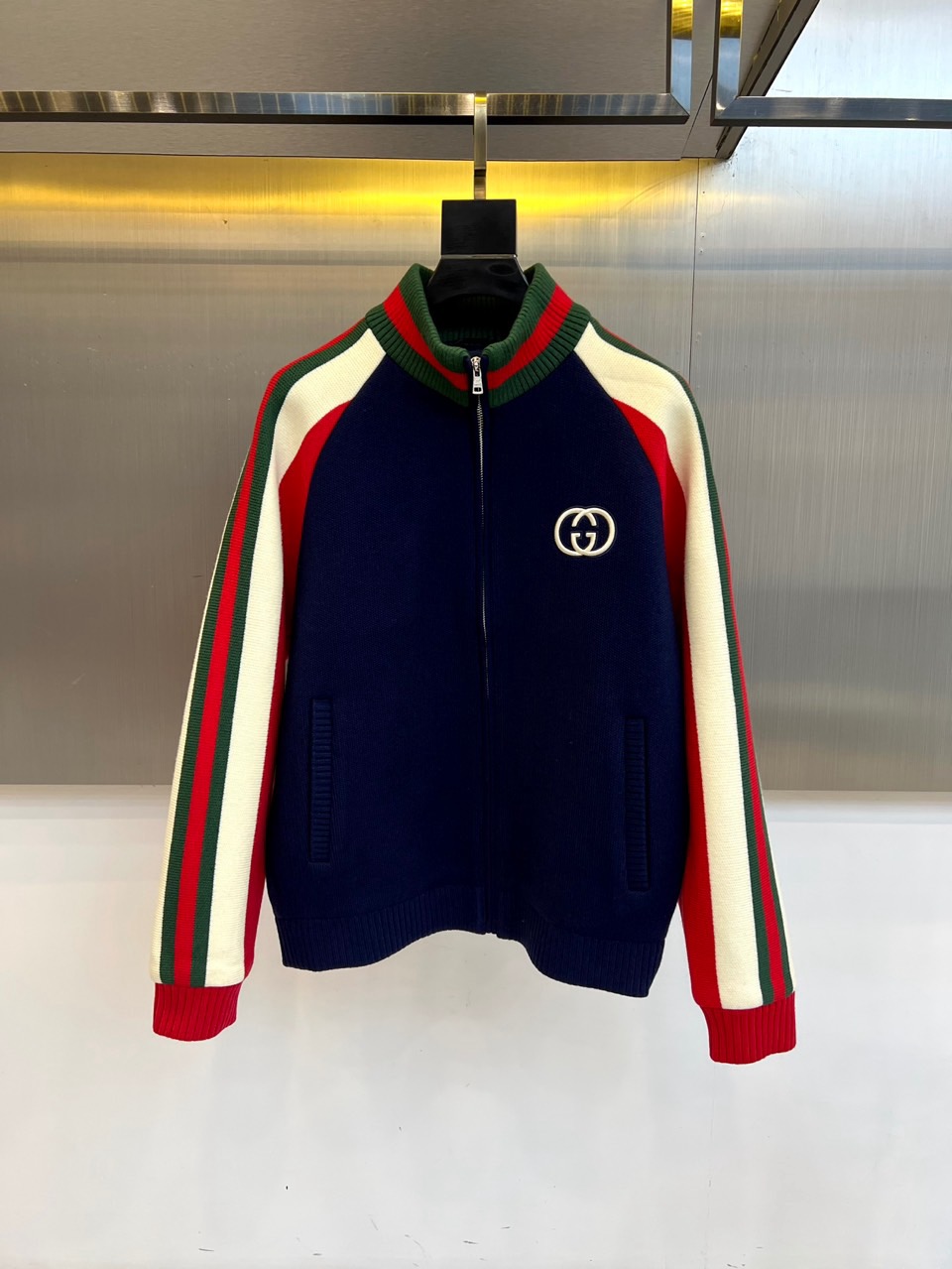 Gucc古驰、2025秋冬新品深蓝色针织夹克，采用40%粘纤、43%聚酯纤维与17%锦纶混纺面料打造挺括