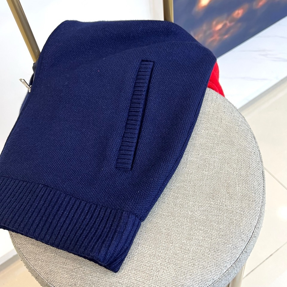 Gucc古驰、2025秋冬新品深蓝色针织夹克，采用40%粘纤、43%聚酯纤维与17%锦纶混纺面料打造挺括