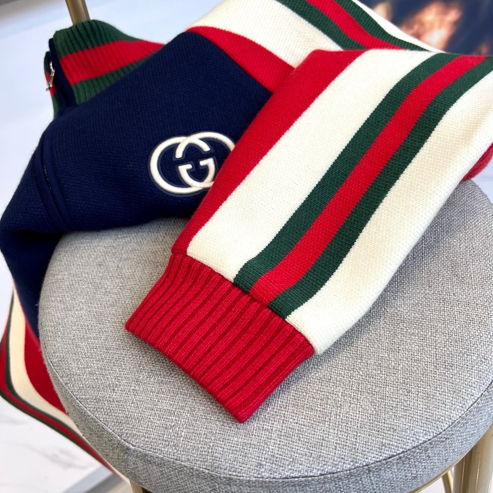 Gucc古驰、2025秋冬新品深蓝色针织夹克，采用40%粘纤、43%聚酯纤维与17%锦纶混纺面料打造挺括