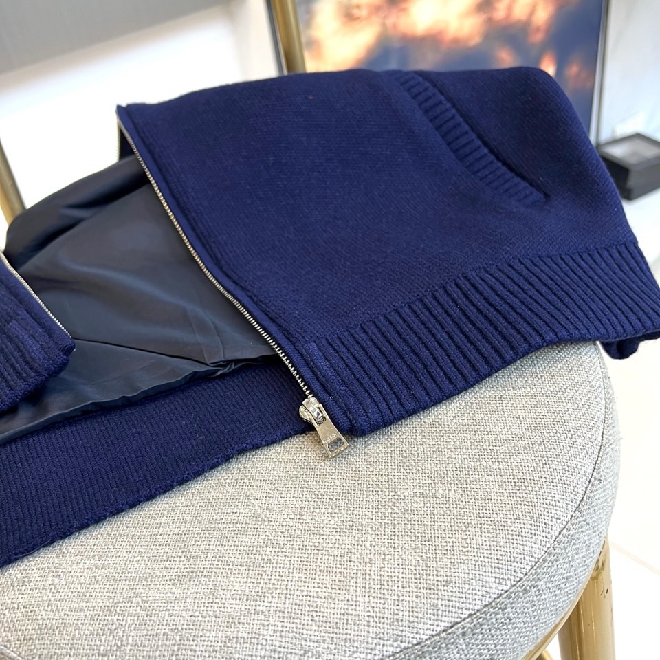 Gucc古驰、2025秋冬新品深蓝色针织夹克，采用40%粘纤、43%聚酯纤维与17%锦纶混纺面料打造挺括